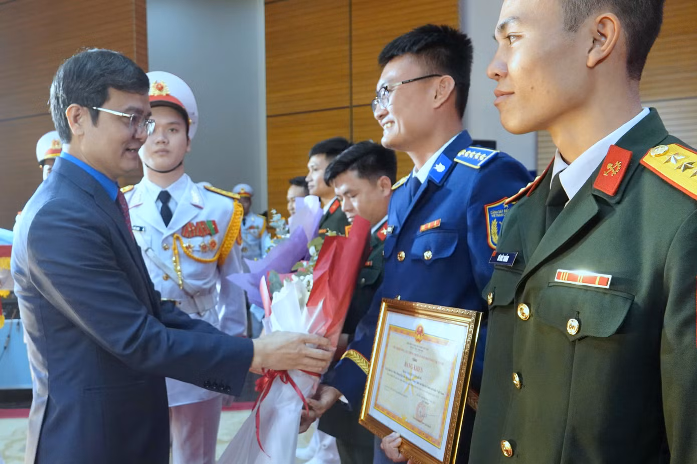 Lãnh đạo Ban Tuyên giáo và Dân vận Trung ương, Bộ Quốc phòng, Bộ Tổng tham mưu, Tổng cục Chính trị và Trung ương Đoàn trao thưởng cho 60 Gương mặt trẻ triển vọng toàn quân năm 2024.