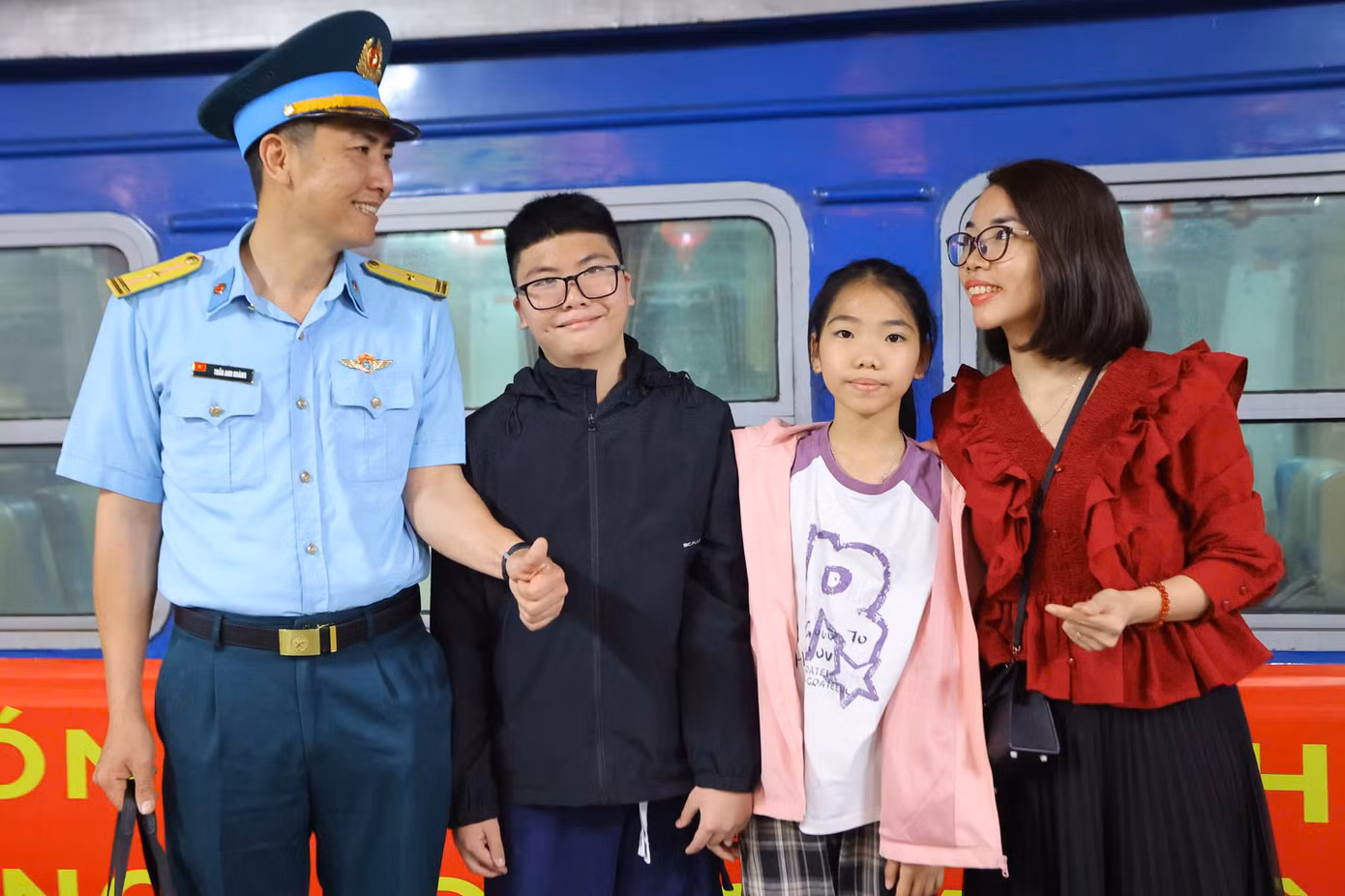 Lưu giữ khoảnh khắc kỷ niệm cùng gia đình tại sân ga Hà Nội.