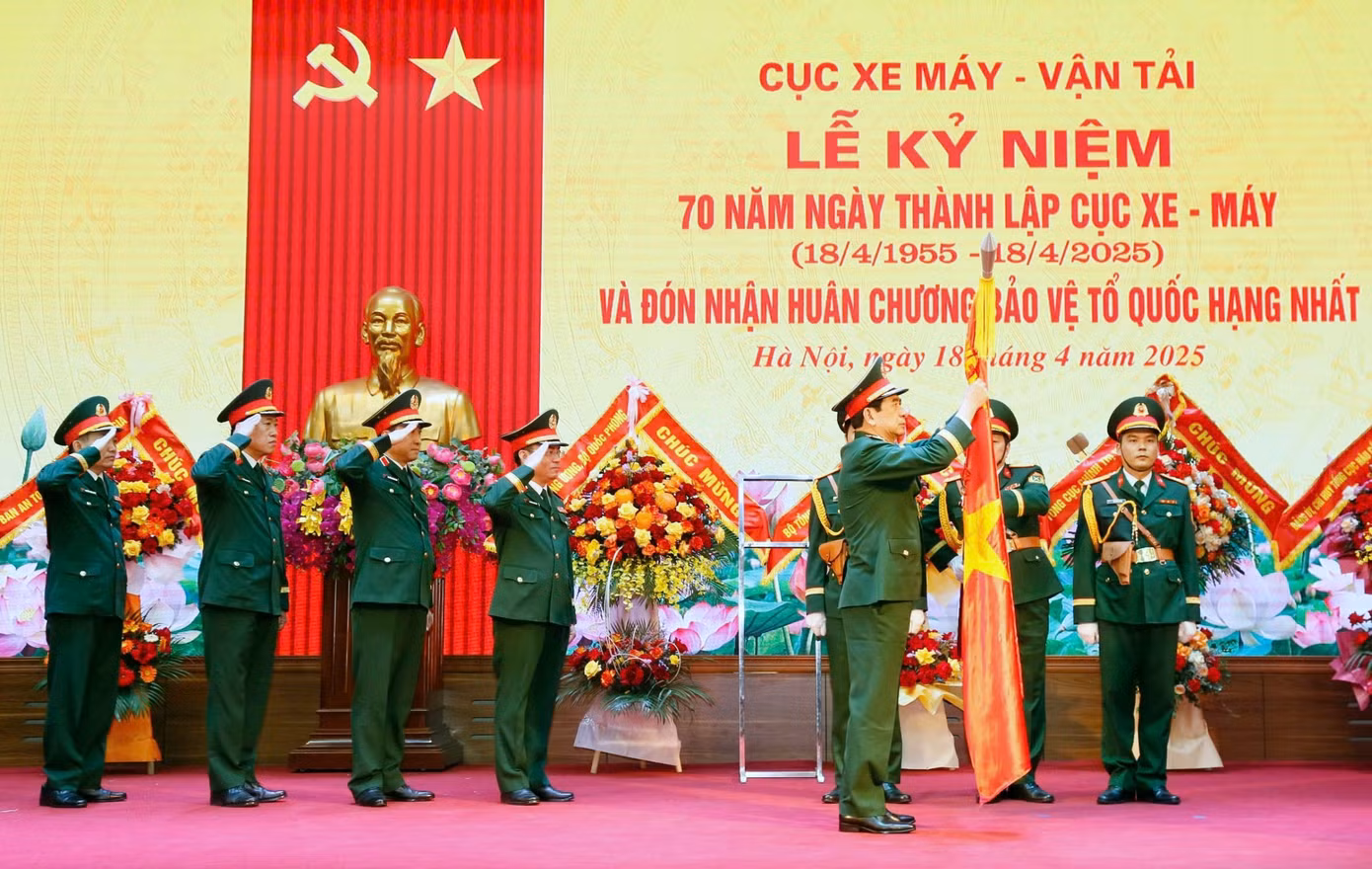 Tại lễ kỷ niệm, thừa ủy quyền của Chủ tịch nước, Đại tướng Phan Văn Giang đã trao Huân chương Bảo vệ Tổ quốc hạng Nhất tặng Cục Xe - Máy.