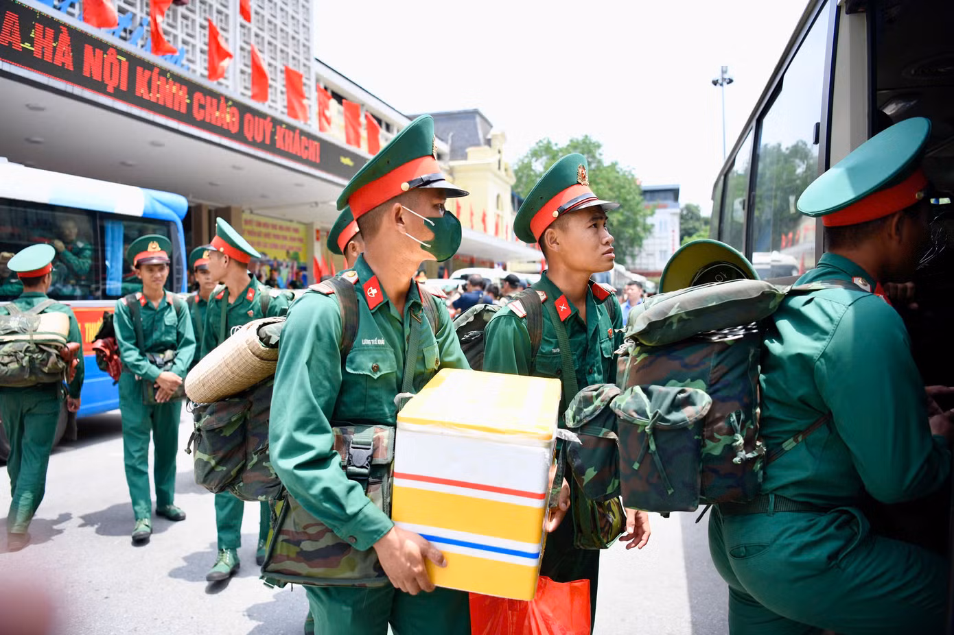 Sau khi tới ga Hà Nội, các lực lượng di chuyển về các địa điểm tập kết đã quy định để được bố trí đảm bảo ăn nghỉ, sinh hoạt, sẵn sàng chuẩn bị luyện tập, thực hiện nhiệm vụ diễu binh, diễu hành.