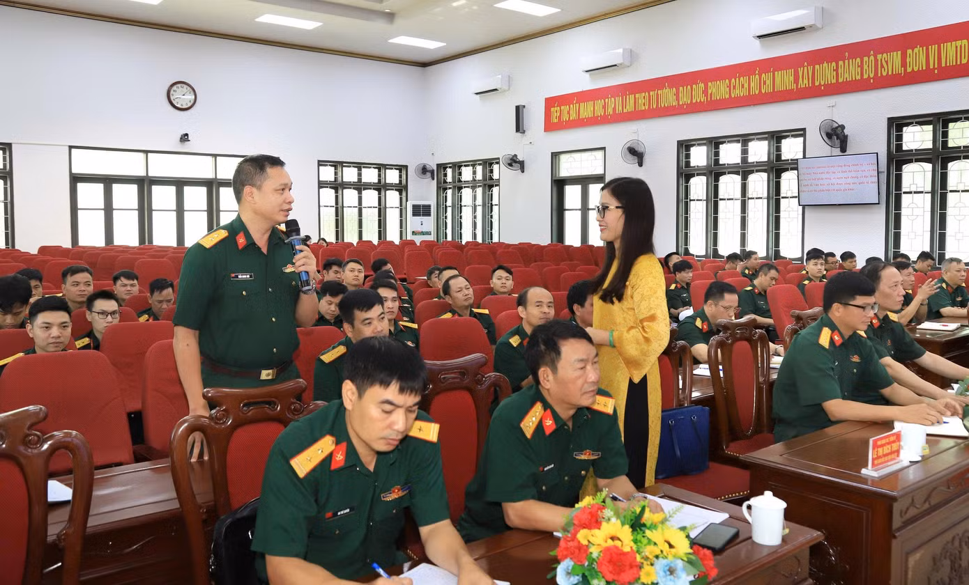 Với 7 chuyên đề nghiên cứu, lớp bồi dưỡng được tổ chức theo hình thức trực tiếp và trực tuyến tại 12 điểm cầu ở các đơn vị trong toàn Tổng cục HC-KT.