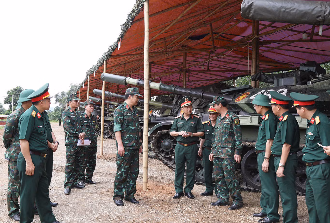 Thiếu tướng Phùng Ngọc Sơn cùng đoàn công tác kiểm tra trang thiết bị, phương tiện thực hiện nhiệm vụ A80.