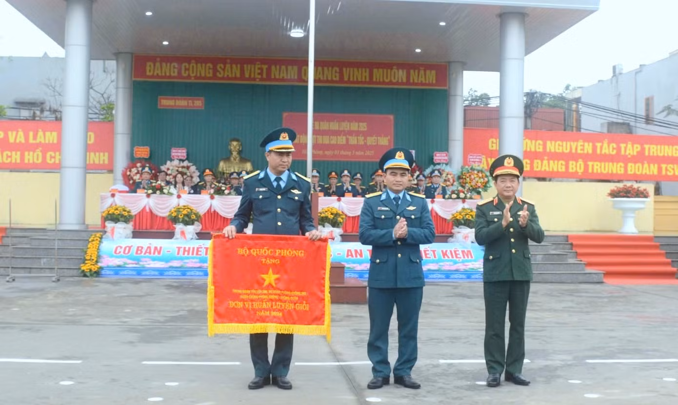 Thượng tướng Trịnh Văn Quyết trao cờ Đơn vị huấn luyện giỏi của Bộ Quốc phòng tặng Trung đoàn 285.