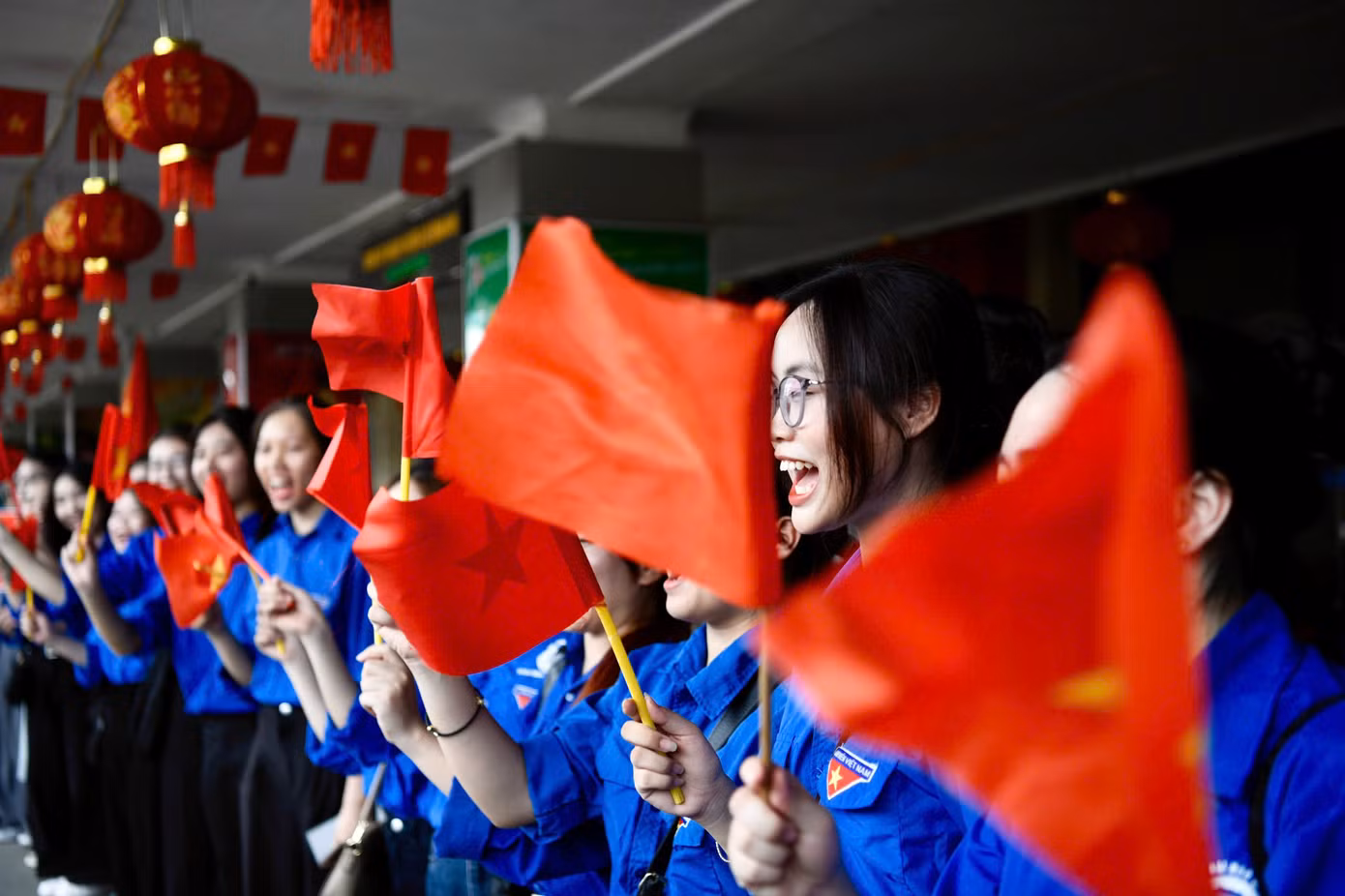 Đông đảo sinh viên Thủ đô đã tới ga Hà Nội chào đón các quân nhân.