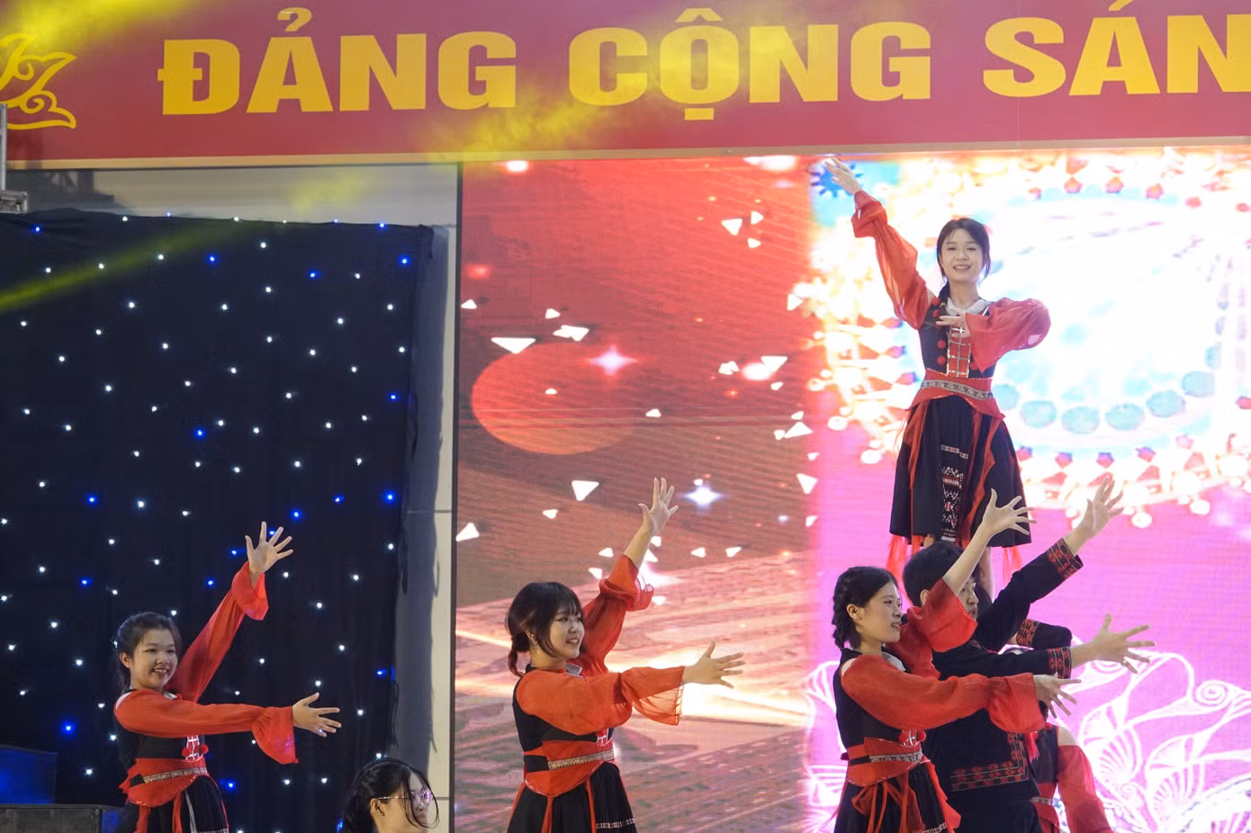 Nhiều tiết mục nghệ thuật đặc sắc và trẻ trung, sôi nổi đã được đoàn viên thanh niên nhà trường và đơn vị kết nghĩa biểu diễn tại chương trình.