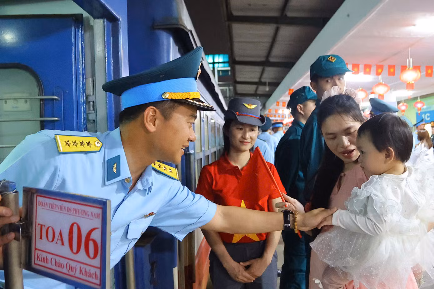 Đại úy Lê Việt Anh (Quân chủng Phòng không - Không quân) tạm biệt vợ và con gái.