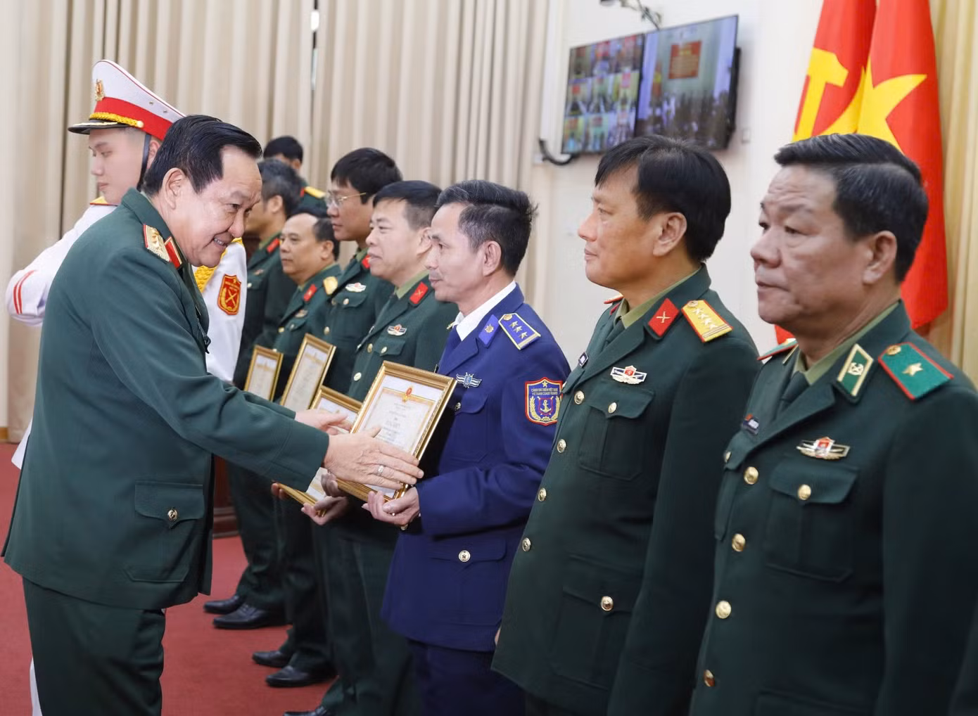 Thượng tướng Võ Minh Lương trao Bằng khen của Bộ trưởng Bộ Quốc phòng tặng các tập thể đạt thành tích xuất sắc trong triển khai thực hiện Đề án 1371 giai đoạn 2021-2024.
