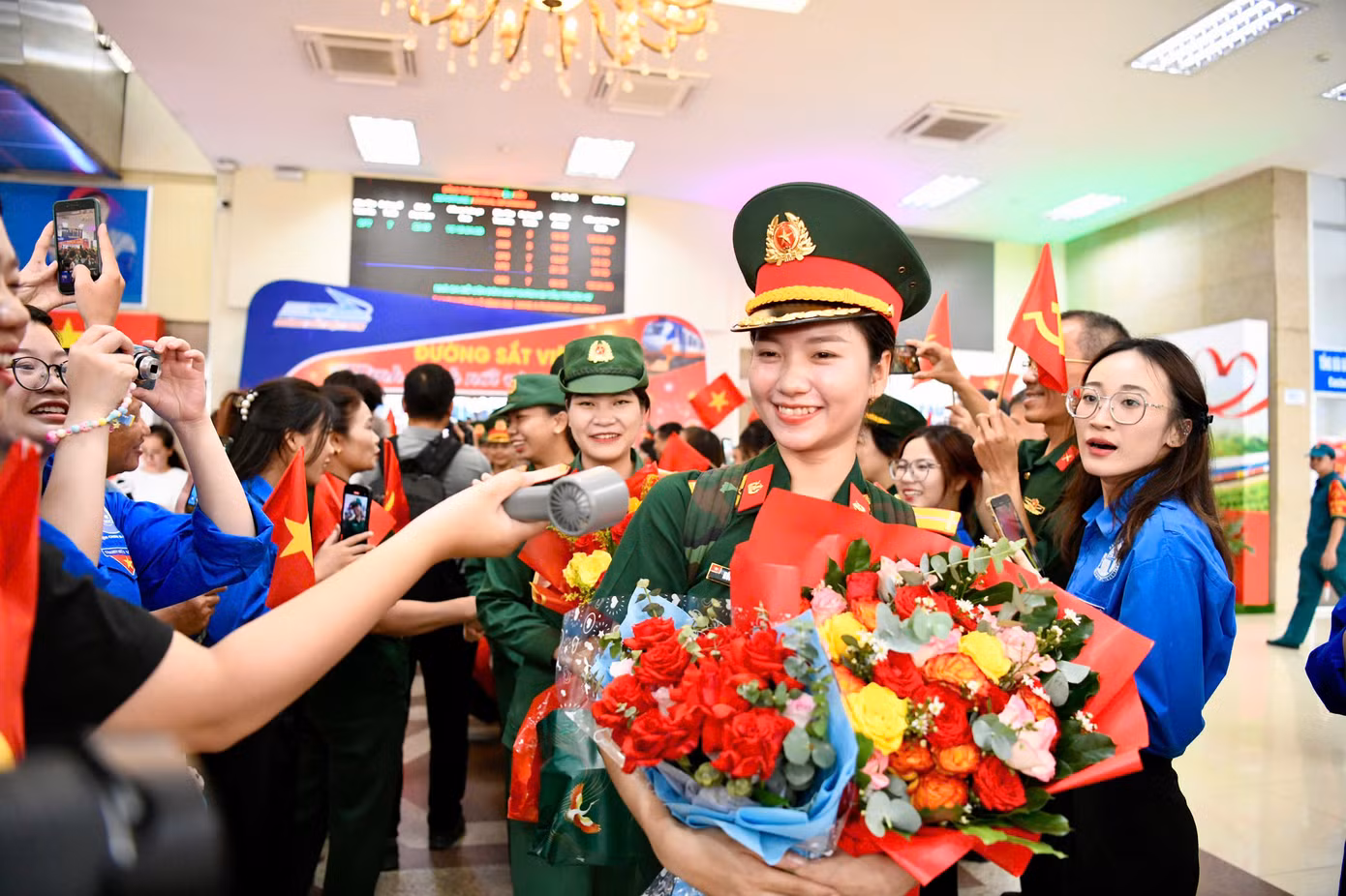 Các bạn sinh viên dùng quạt mini cầm tay giúp các quân nhân "hạ nhiệt" trong tiết trời oi bức.