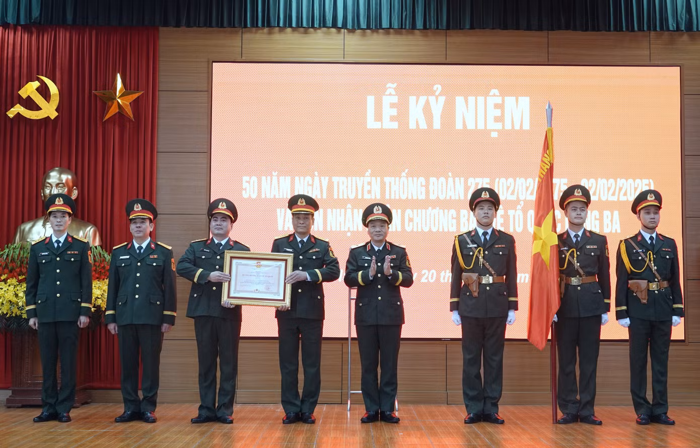Thừa ủy quyền của Chủ tịch nước và Quân ủy Trung ương - Bộ Quốc phòng, Thiếu tướng Phạm Hải Trung - Trưởng Ban Quản lý Lăng, Tư lệnh BTL Bảo vệ Lăng, trao Huân chương Bảo vệ Tổ quốc hạng Ba tặng Đoàn 275, sáng 20/1. Thừa ủy quyền của Chủ tịch nước và Quân ủy Trung ương - Bộ Quốc phòng, Thiếu tướng Phạm Hải Trung - Trưởng Ban Quản lý Lăng, Tư lệnh BTL Bảo vệ Lăng, trao Huân chương Bảo vệ Tổ quốc hạng Ba tặng Đoàn 275, sáng 20/1.