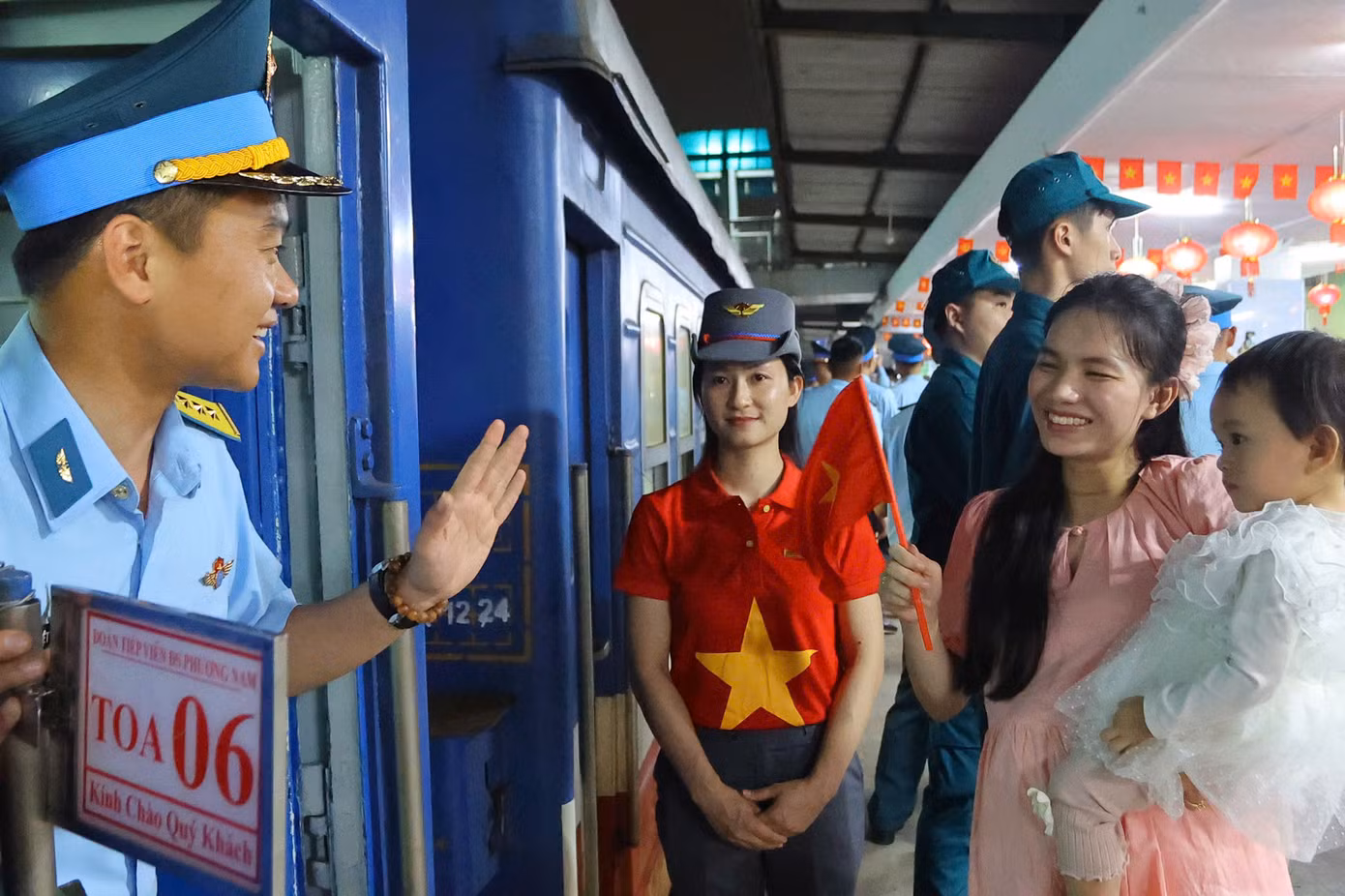 Đại úy Lê Việt Anh (Quân chủng Phòng không - Không quân) tạm biệt vợ và con gái.