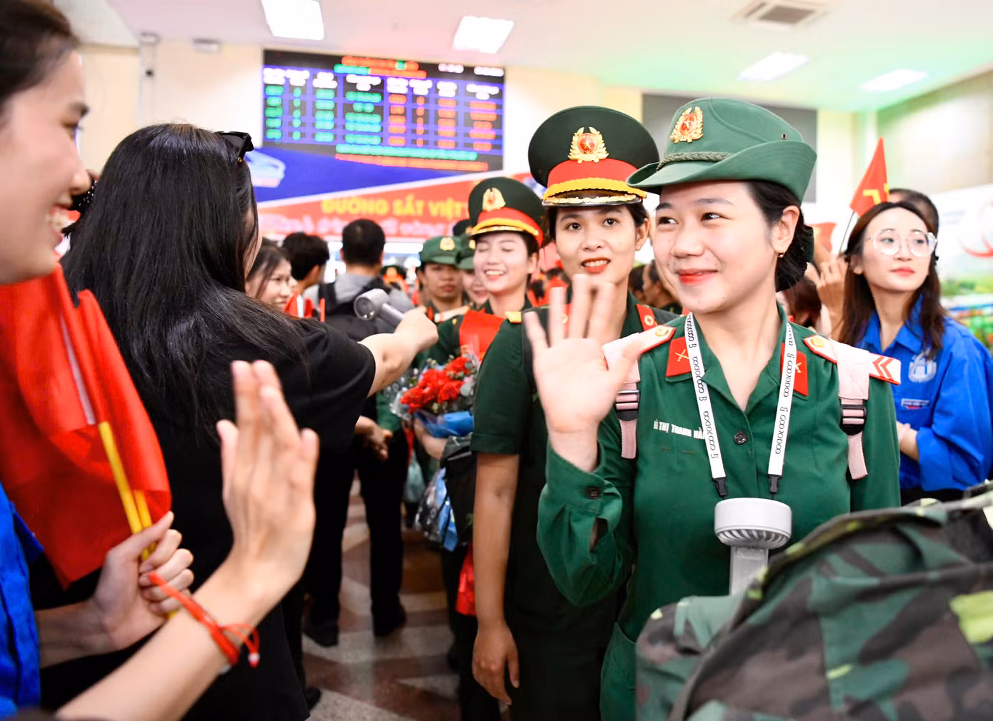 Khuôn viên ga Hà Nội ngập tràn tiếng nói cười, thăm hỏi như đón người thân trở về sau chặng đường xa.