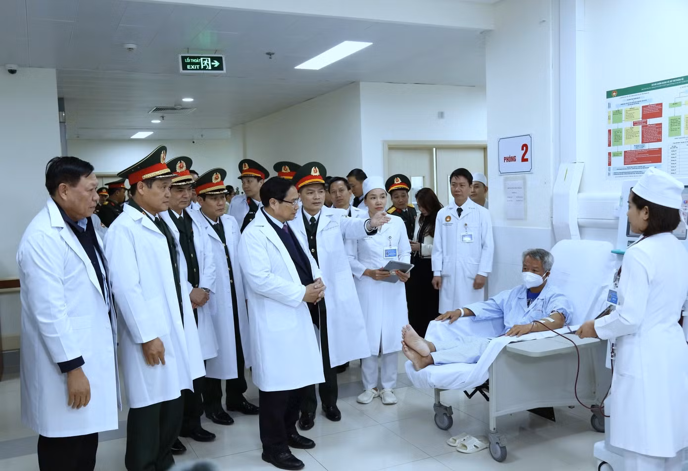 Nhân dịp này, Thủ tướng đã tới thăm, động viên và tặng quà bệnh nhân đang điều trị tại Bộ môn - Khoa Thận và lọc máu thuộc Bệnh viện Quân y 103, Học viện Quân y.