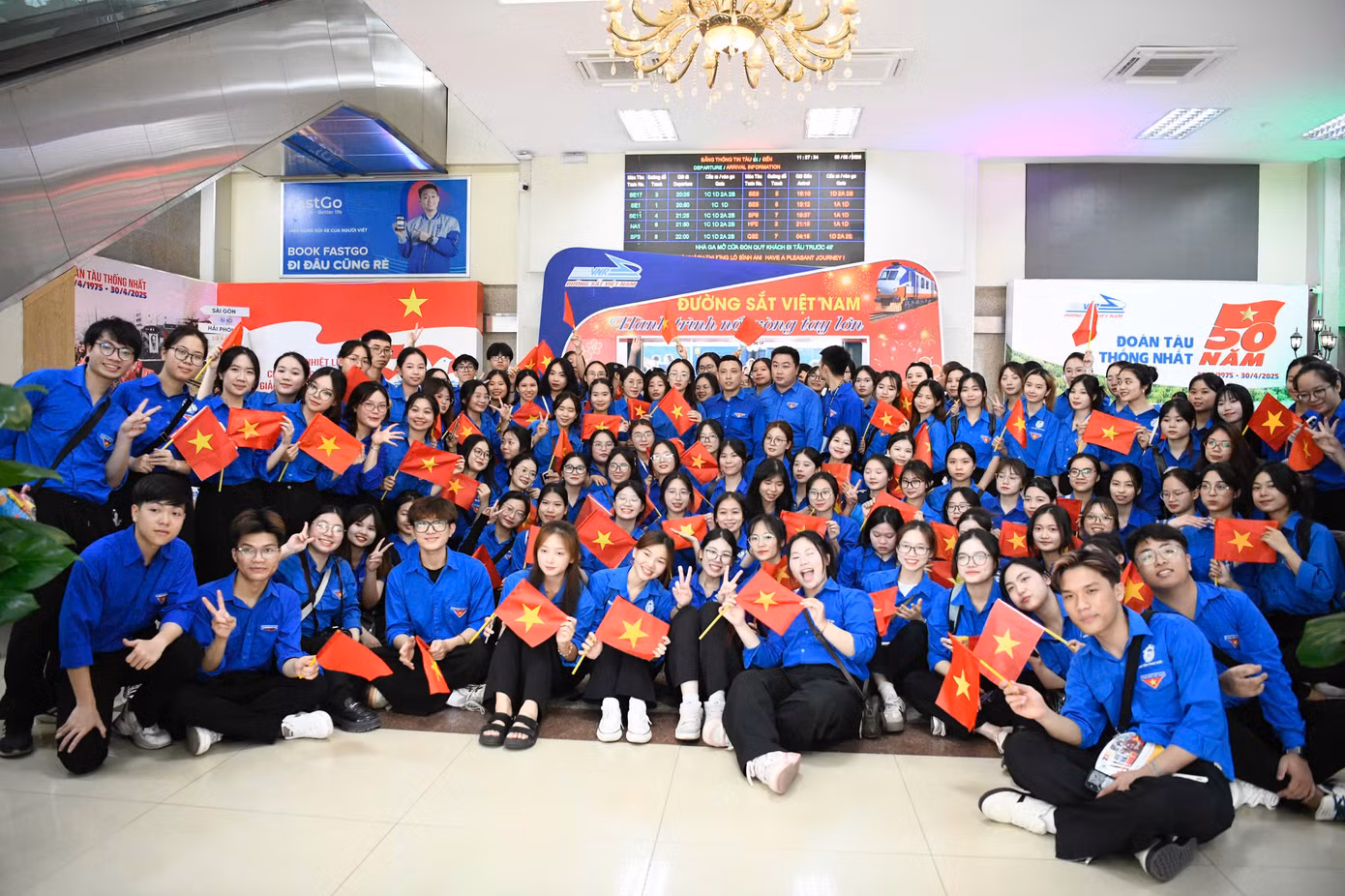 Đông đảo sinh viên Thủ đô đã tới ga Hà Nội chào đón các quân nhân.
