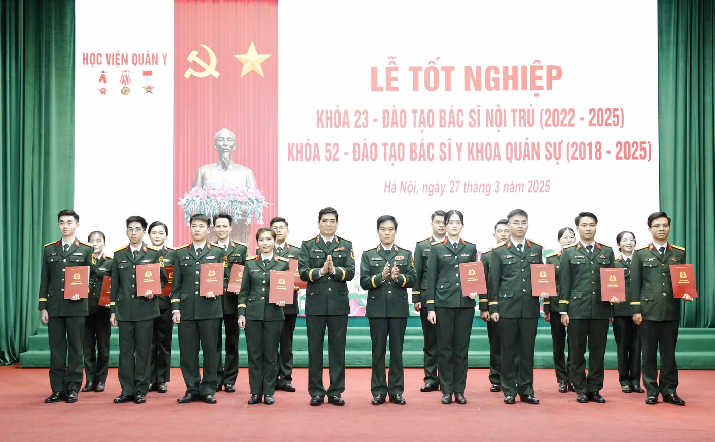 Ngày 27/3, thực hiện Thông tư 18 của Bộ Quốc phòng mới được ban hành, 16 học viên đào tạo bác sĩ đa khoa quân y ở Học viện Quân y đã được phong quân hàm Thượng úy tại Lễ tốt nghiệp. Đây là những trường hợp đầu tiên đào tạo trong nước được phong quân hàm Thượng úy khi tốt nghiệp.