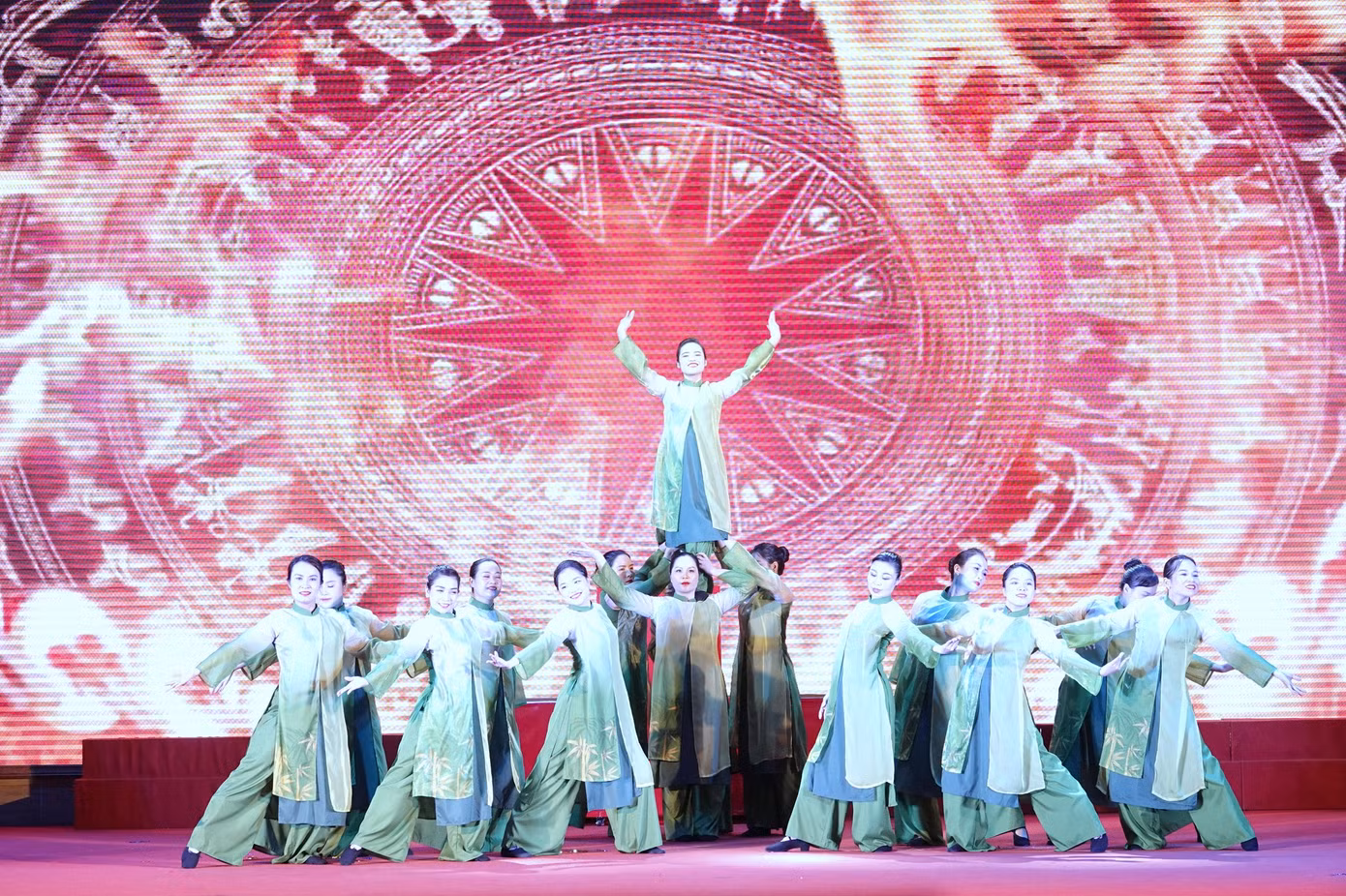 Phần thi dân vũ thể thao và các vũ điệu quy định trong Quân đội do các bóng hồng Tổng cục Chính trị và Quân đoàn 12 công diễn tại lễ bế mạc. Phần thi dân vũ thể thao và các vũ điệu quy định trong Quân đội do các bóng hồng Tổng cục Chính trị và Quân đoàn 12 công diễn tại lễ bế mạc.