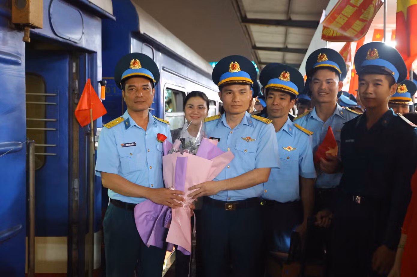 Đồng đội tới động viên các quân nhân vào miền Nam trước giờ tàu lăn bánh.