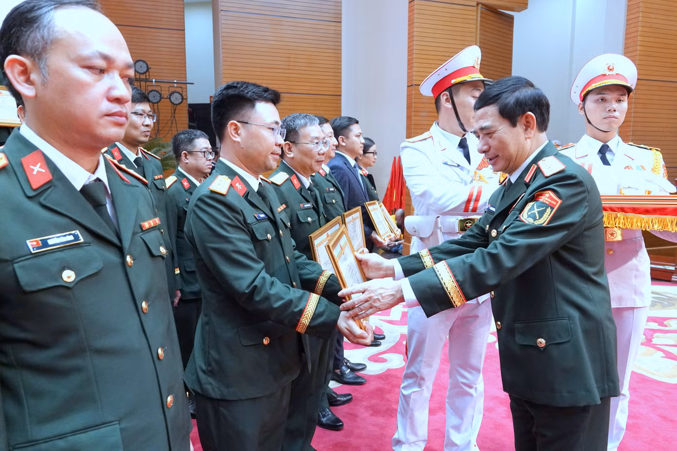 Bộ trưởng Bộ Quốc phòng Phan Văn Giang và Chủ nhiệm Tổng cục Chính trị Quân đội nhân dân Việt Nam Trịnh Văn Quyết trao Bằng khen của Thủ tướng Chính phủ và Bằng khen của Bộ trưởng Bộ Quốc phòng tặng các tập thể, cá nhân tiêu biểu trong tổ chức, tham gia Giải thưởng lần thứ 25 và giai đoạn 2020-2025.