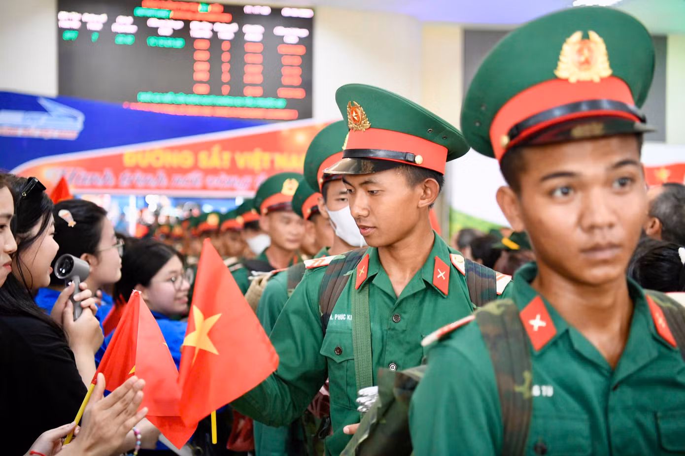 Khuôn viên ga Hà Nội ngập tràn tiếng nói cười, thăm hỏi như đón người thân trở về sau chặng đường xa.