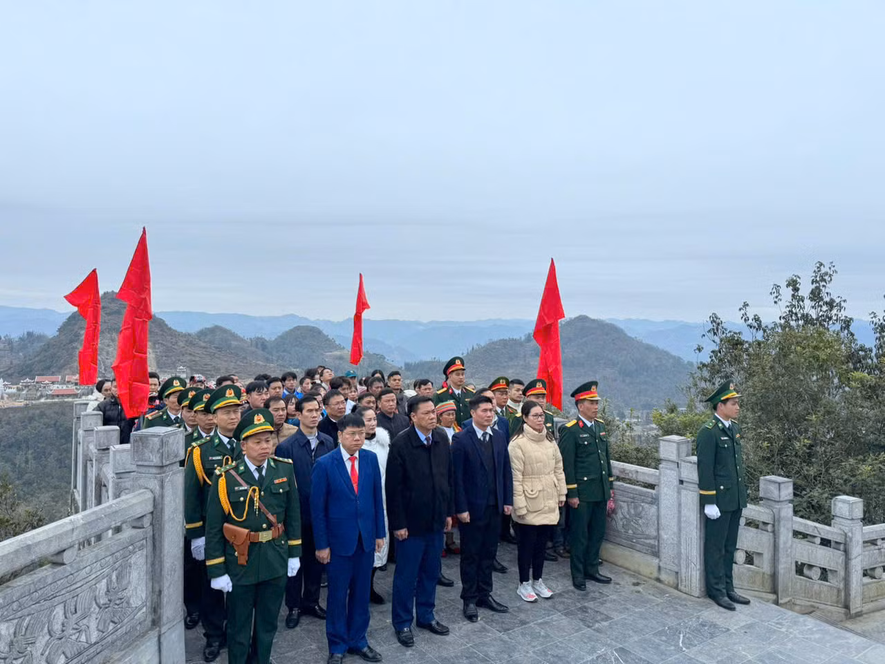 Dự Lễ chào cờ có lãnh đạo Huyện ủy, UBND, HĐND, Ủy ban MTTQ Việt Nam huyện Đồng Văn cùng đông đảo du khách đang thăm quan Cột cờ quốc gia Lũng Cú.