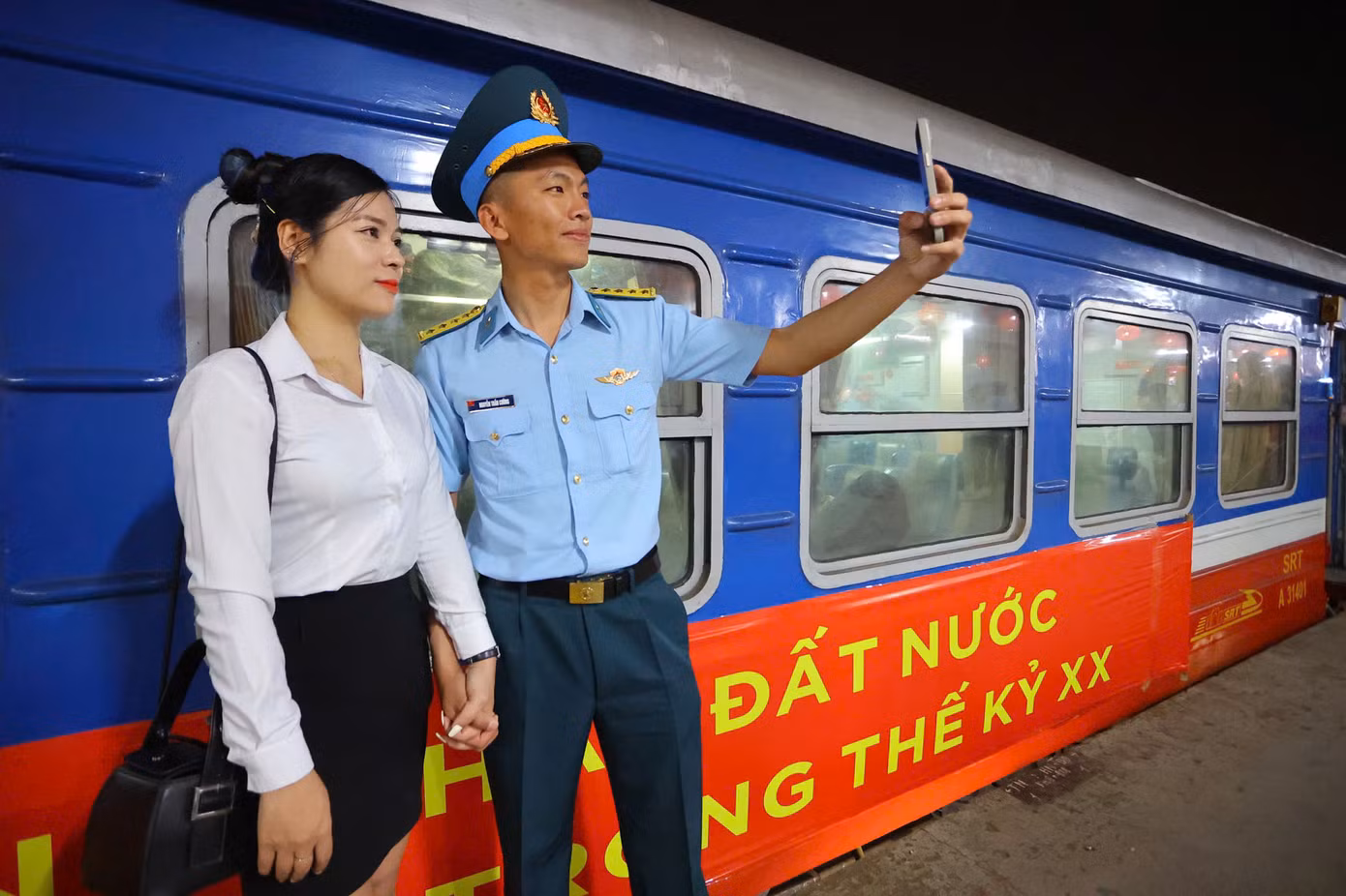 Phút tạm biệt người thân của các quân nhân.