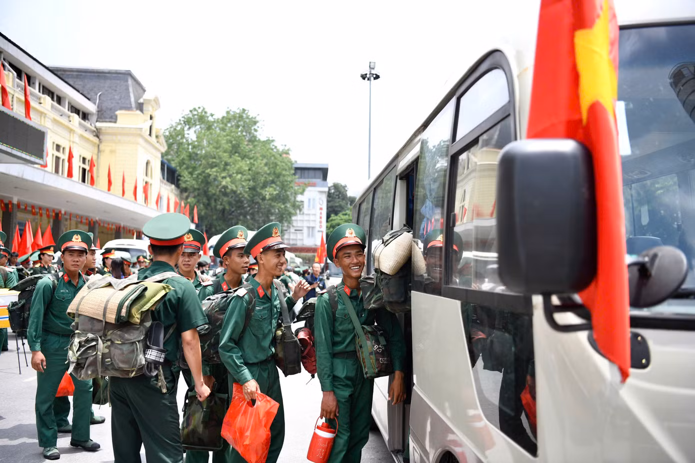 Sau khi tới ga Hà Nội, các lực lượng di chuyển về các địa điểm tập kết đã quy định để được bố trí đảm bảo ăn nghỉ, sinh hoạt, sẵn sàng chuẩn bị luyện tập, thực hiện nhiệm vụ diễu binh, diễu hành.