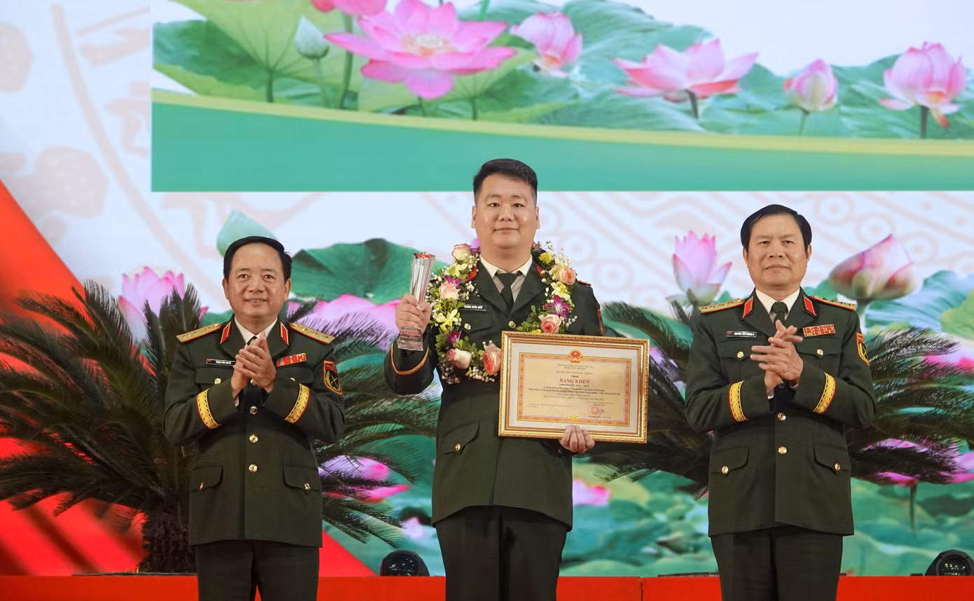 Lãnh đạo Tổng cục Chính trị và Bộ Tổng tham mưu Quân đội nhân dân Việt Nam trao danh hiệu Gương mặt trẻ tiêu biểu toàn quân năm 2024 tặng Thượng úy Hoàng Khắc Hiếu.
