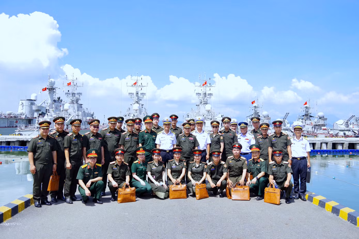 Đoàn sĩ quan trẻ QĐND Lào giao lưu với cán bộ, chiến sĩ Vùng 3 Hải quân.