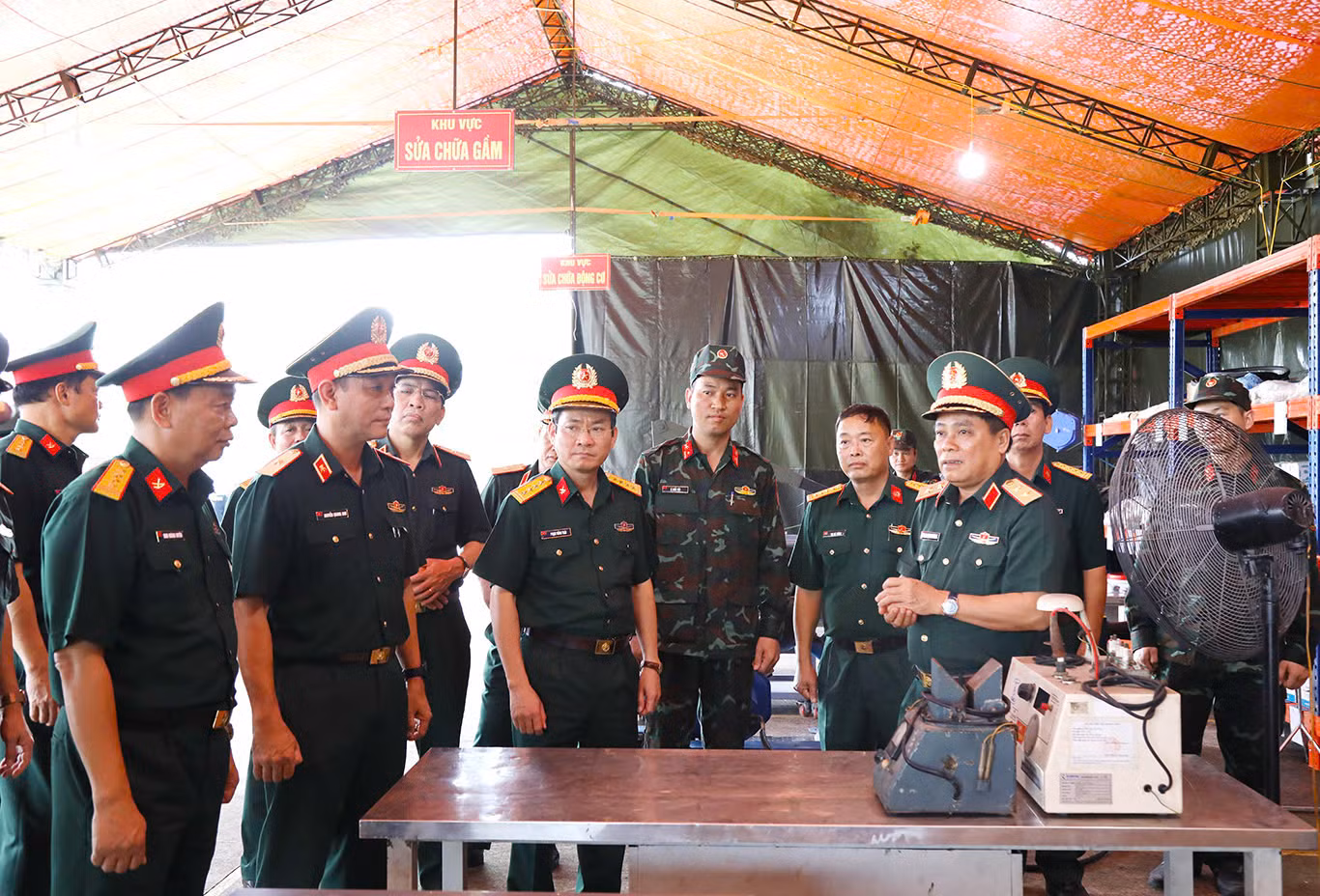 Trung tướng Trần Minh Đức cùng đoàn công tác kiểm tra chất lượng vật tư kỹ thuật đảm bảo cho nhiệm vụ A80.