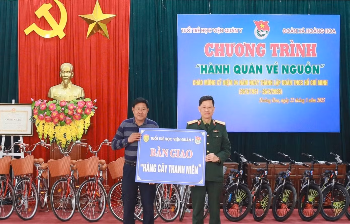Lãnh đạo Học viện Quân y cùng cấp ủy, chính quyền, đoàn thể địa phương tổ chức trao tặng công trình thanh niên với chủ đề “Hàng cây xanh” và các phần quà “Nâng bước em tới trường”.