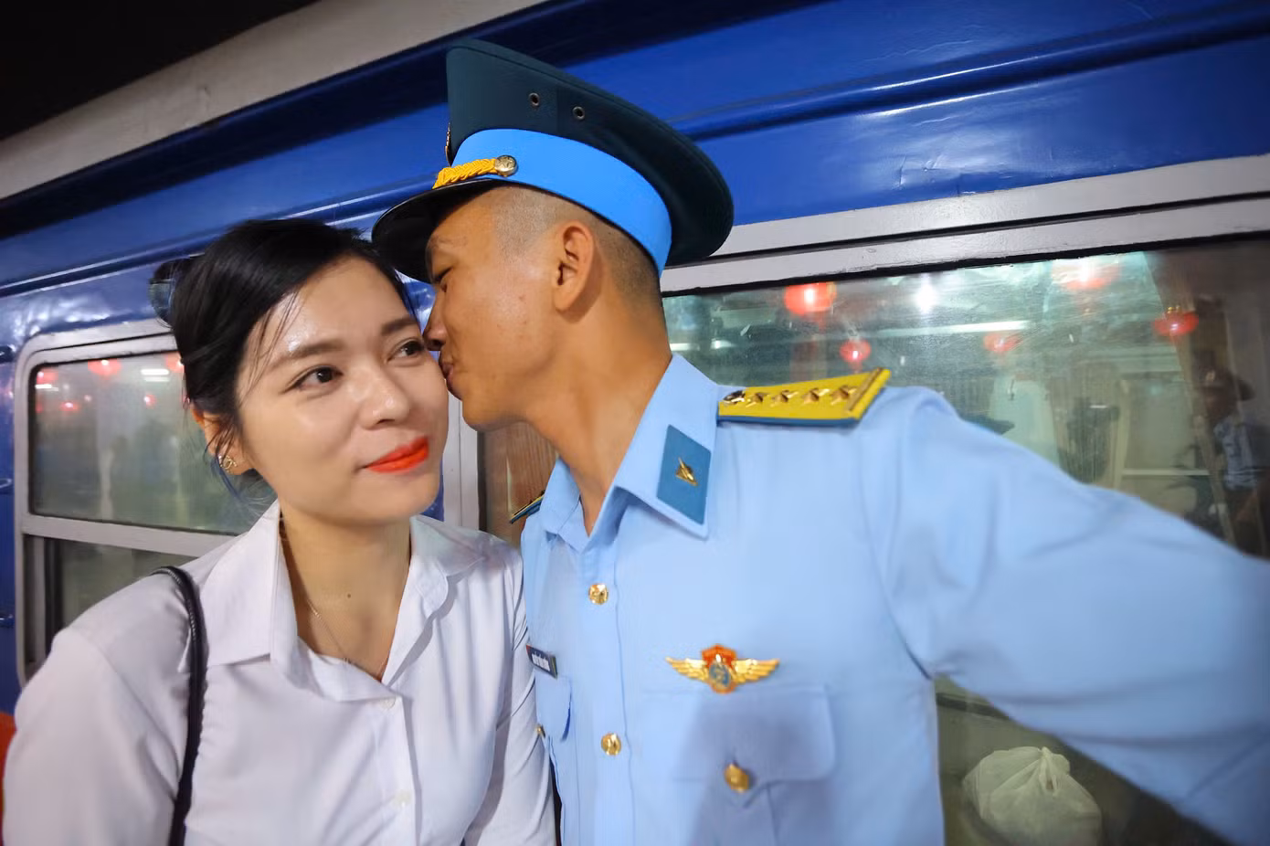 Phút tạm biệt người thân của các quân nhân.