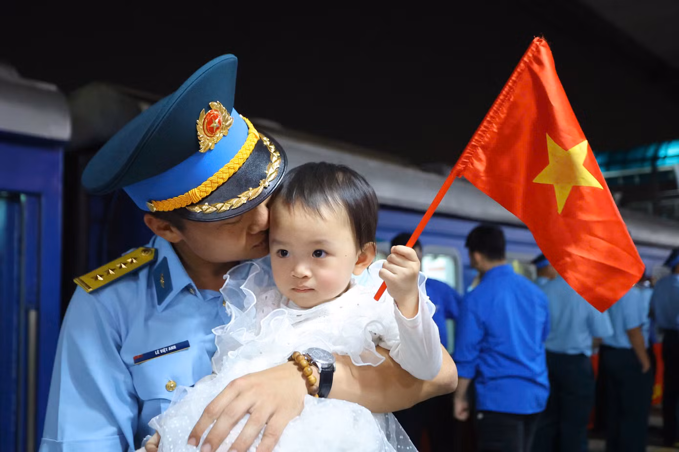 Đại úy Lê Việt Anh (Quân chủng Phòng không - Không quân) tạm biệt vợ và con gái.