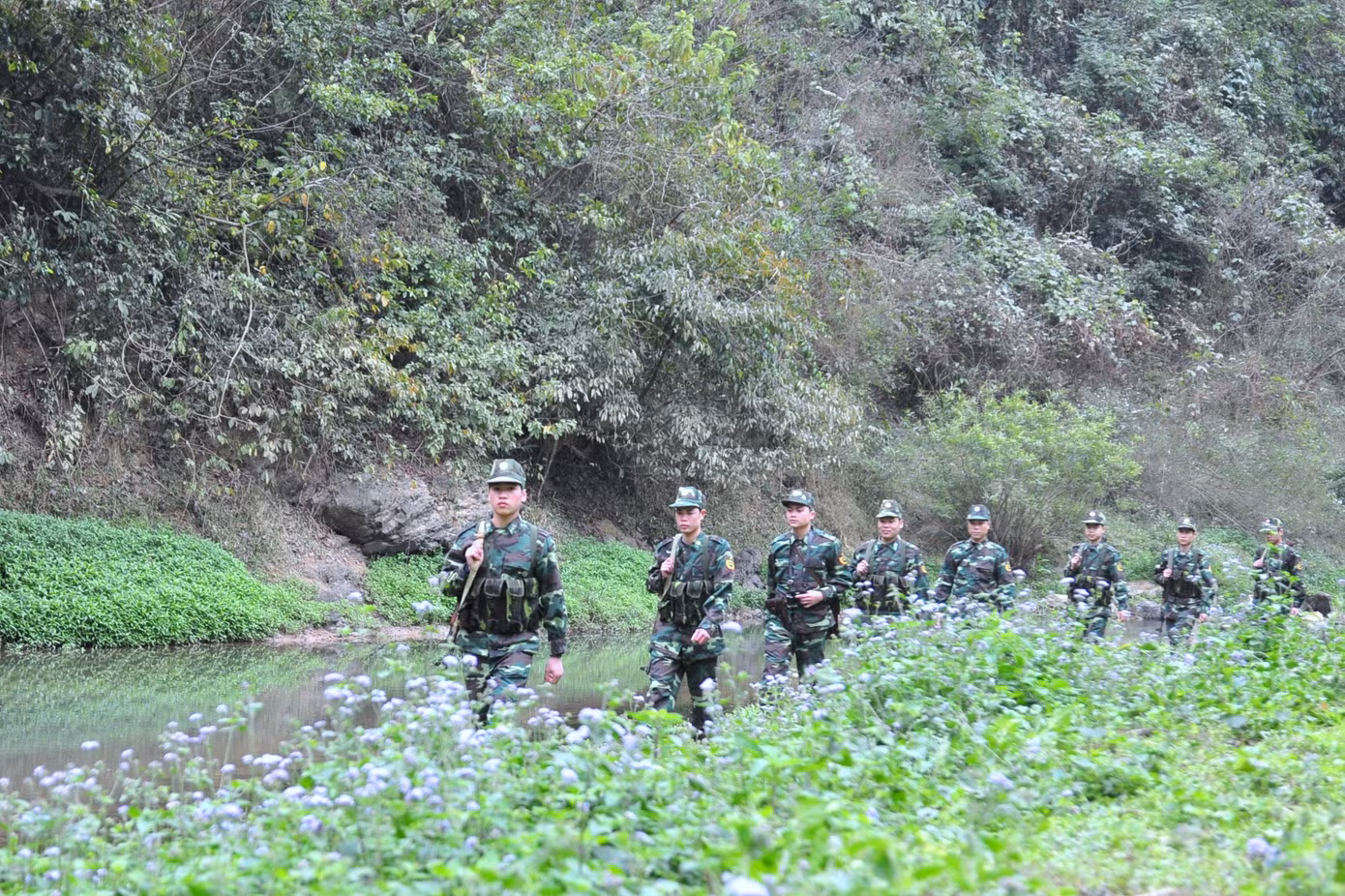 Chiến sĩ Biên phòng tuần tra bảo vệ lãnh thổ thiêng liêng trên tuyến biên giới phía Bắc. Ảnh: Nguyễn Minh