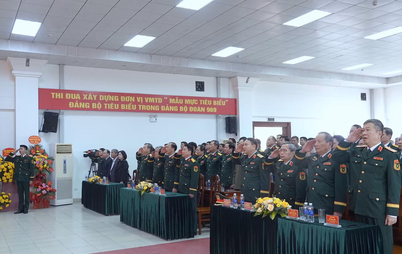 Đại biểu dự lễ kỷ niệm làm lễ chào cờ. Đại biểu dự lễ kỷ niệm làm lễ chào cờ.