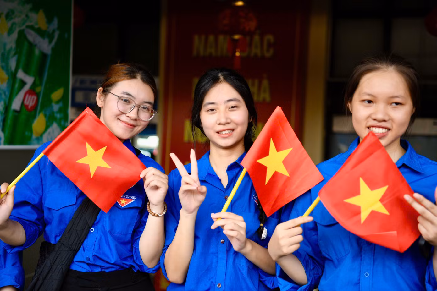 Đông đảo sinh viên Thủ đô đã tới ga Hà Nội chào đón các quân nhân.