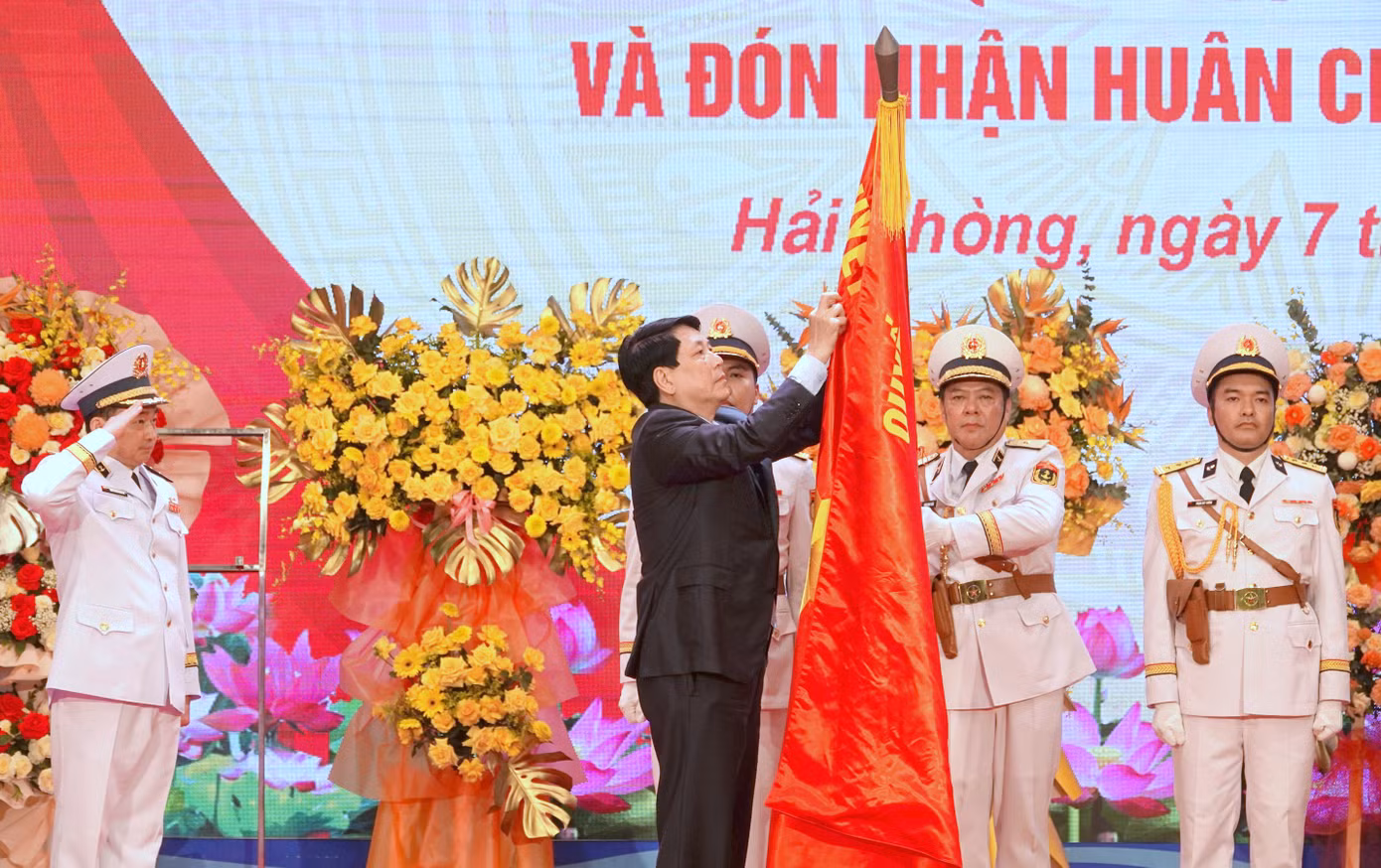 Chủ tịch nước gắn Huân chương Hồ Chí Minh lên Quân kỳ Quyết thắng của Quân chủng Hải quân tại lễ kỷ niệm, sáng 7/5.