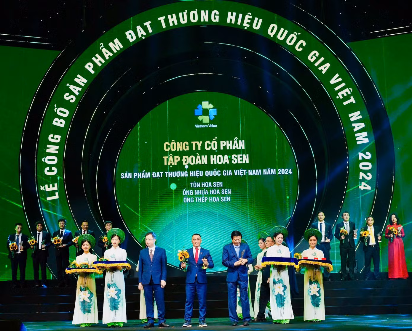 Ông Trần Đình Tài – Q. Phó TGĐ Tập đoàn Hoa Sen nhận biểu trưng Thương hiệu Quốc gia Việt Nam năm 2024