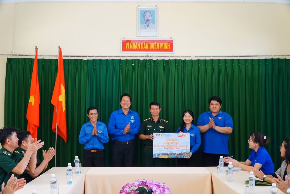 Thành Đoàn Thủ Dầu Một thăm, tặng quà Đồn Biên phòng Thanh Hòa.