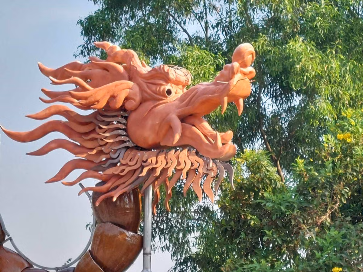 Vật liệu dùng để tạo nên linh vật đều bằng gốm, loại đất sét được nung lên.