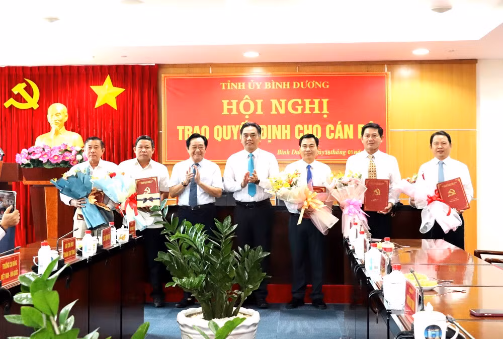 Phó Bí thư Thường trực Tỉnh ủy Bình Dương Nguyễn Hoàng Thao (thứ ba từ trái sang) và ông Nguyễn Lộc Hà, Phó chủ tịch UBND tỉnh Bình Dương (thứ tư từ trái sang) trao các quyết định bổ nhiệm cán bộ. Ảnh: Phương Chi