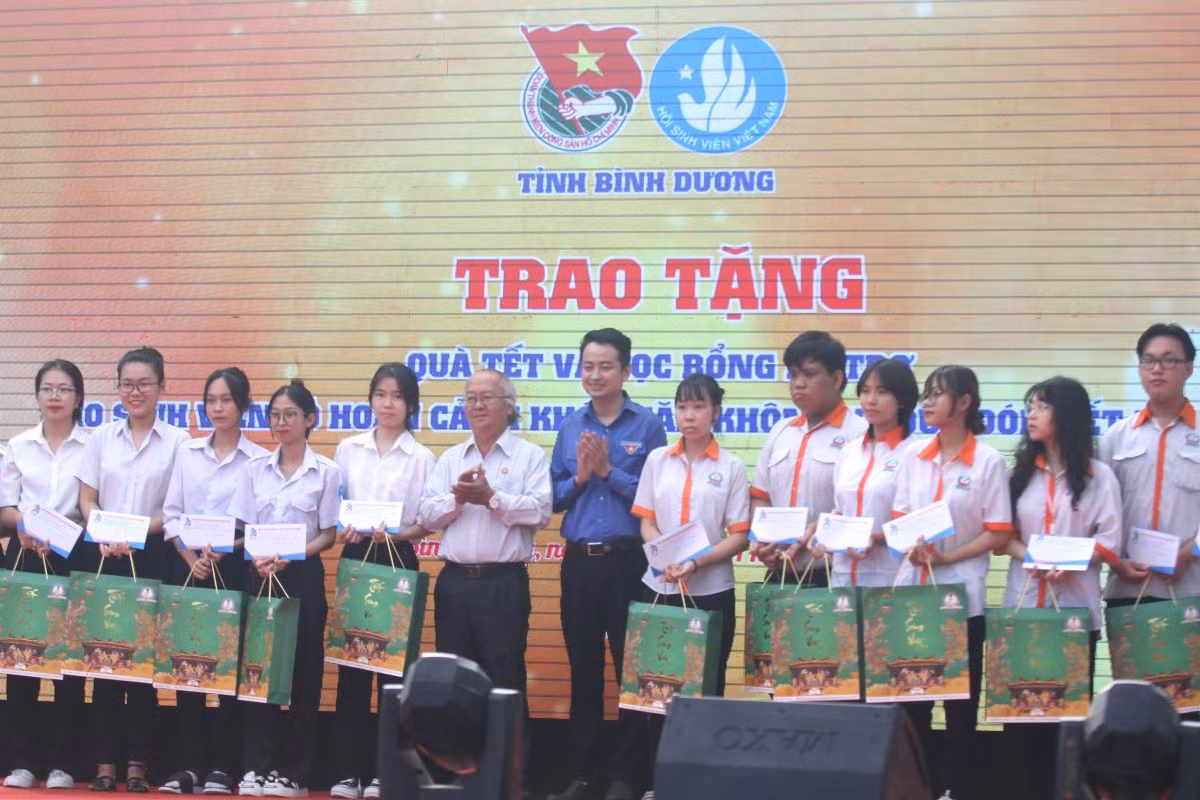 Trao học bổng cho các em sinh viên có hoàn cảnh khó khăn, nỗ lực học giỏi.