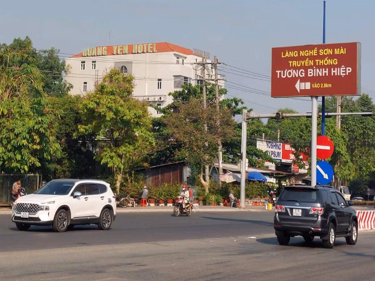 Đầu đường Hồ Văn Cống giao với quốc lộ 13 có bảng chỉ dẫn đường vào làng nghề truyền thống Tương Bình Hiệp (phường Tương Bình Hiệp, TP.Thủ Dầu Một, tỉnh Bình Dương).
