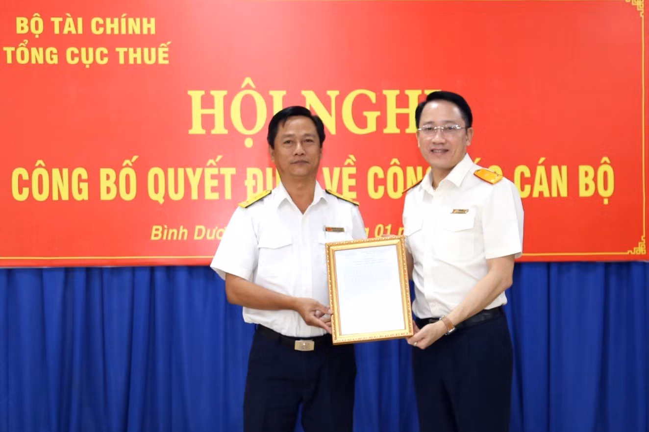 Ông Mai Sơn, Phó Tổng cục trưởng Tổng cục Thuế (bìa phải) trao quyết định cho ông Nguyễn Văn Thành. Ông Mai Sơn, Phó Tổng cục trưởng Tổng cục Thuế (bìa phải) trao quyết định cho ông Nguyễn Văn Thành.