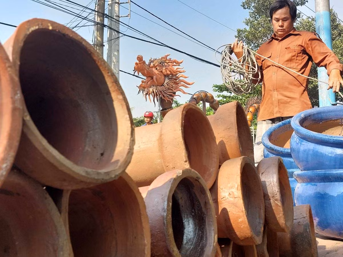 Linh vật rồng được nhiều địa phương thực hiện để chào đón Xuân Giáp Thìn 2024, nhưng hình ảnh song Long tại Bình Dương được xem là độc đáo nhất. Chất liệu để thi công song Long hoàn toàn bằng gốm sứ, đặc trưng của làng nghề truyền thống nổi tiếng tại Bình Dương.