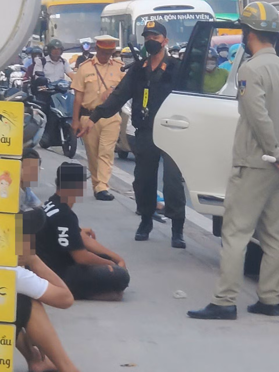 Công an phát hiện trên xe có một nam thanh niên bị trói tay