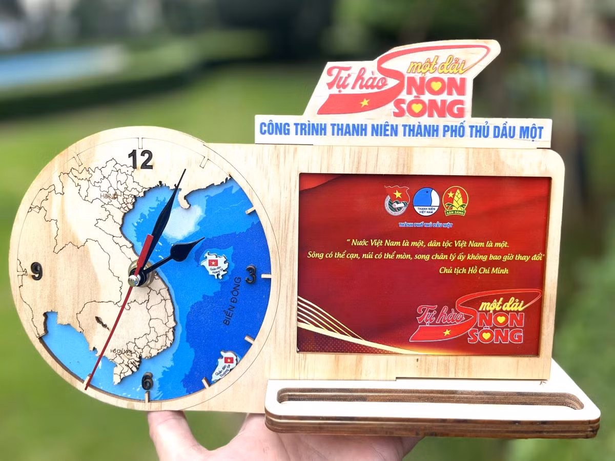 Ngày 10/1, anh Nguyễn Minh Tâm - Bí thư Thành Đoàn Thủ Dầu Một (Bình Dương) cho biết, hưởng ứng cuộc vận động “Tự hào một dải non sông”, nhân dịp Tết Nguyên đán 2024, tuổi trẻ đất Thủ thực hiện bộ sản phẩm bao lì xì và đồng hồ để bàn in bản đồ Việt Nam.