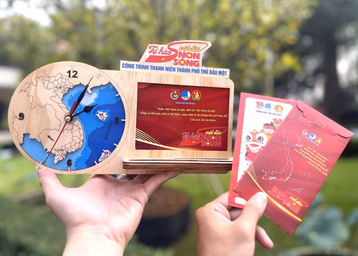 Bộ sản phẩm phong bao lì xì và đồng hồ để bàn thiết kế độc đáo in hình bản đồ Việt Nam. Sản phẩm được dùng làm quà tặng cho cán bộ, đoàn viên, thanh niên trên địa bàn thành phố Thủ Dầu Một nhân dịp Tết nguyên đán 2024.
