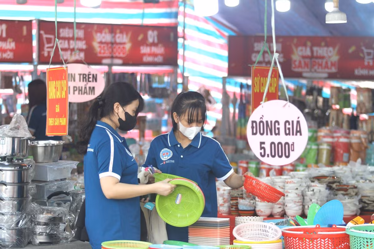Các bạn sinh viên mua hàng giá rẻ trong chương trình.