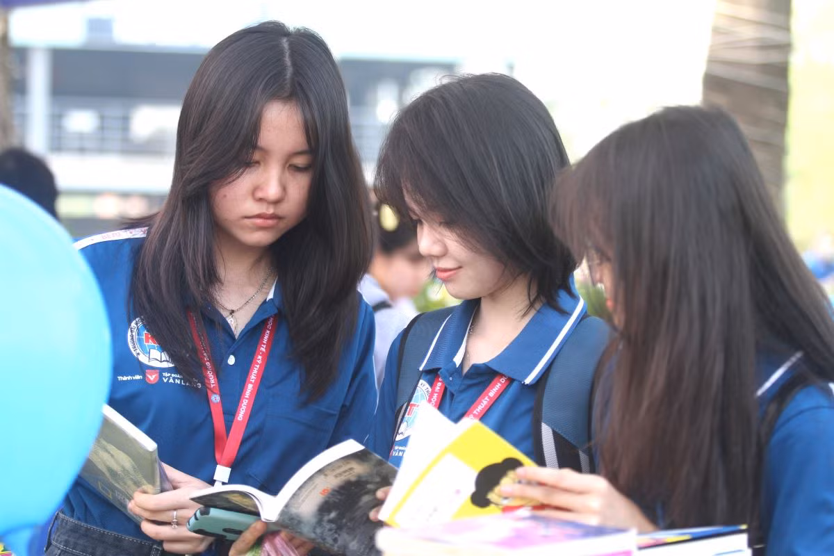 Hội sách tuổi trẻ nhằm giúp các em học sinh, sinh viên làm quen với văn hóa đọc.