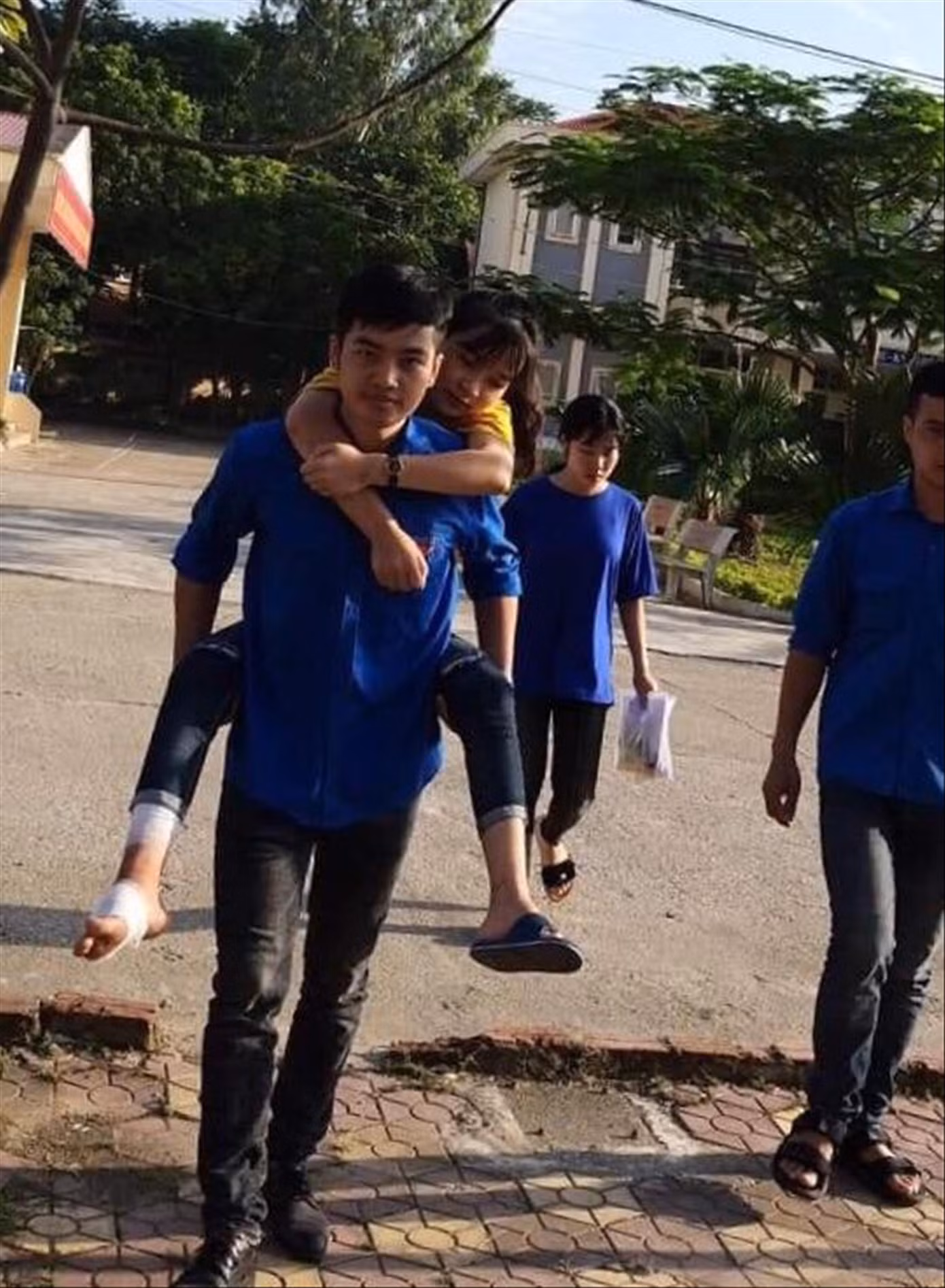 Cõng thí sinh vào phòng thi ảnh 2