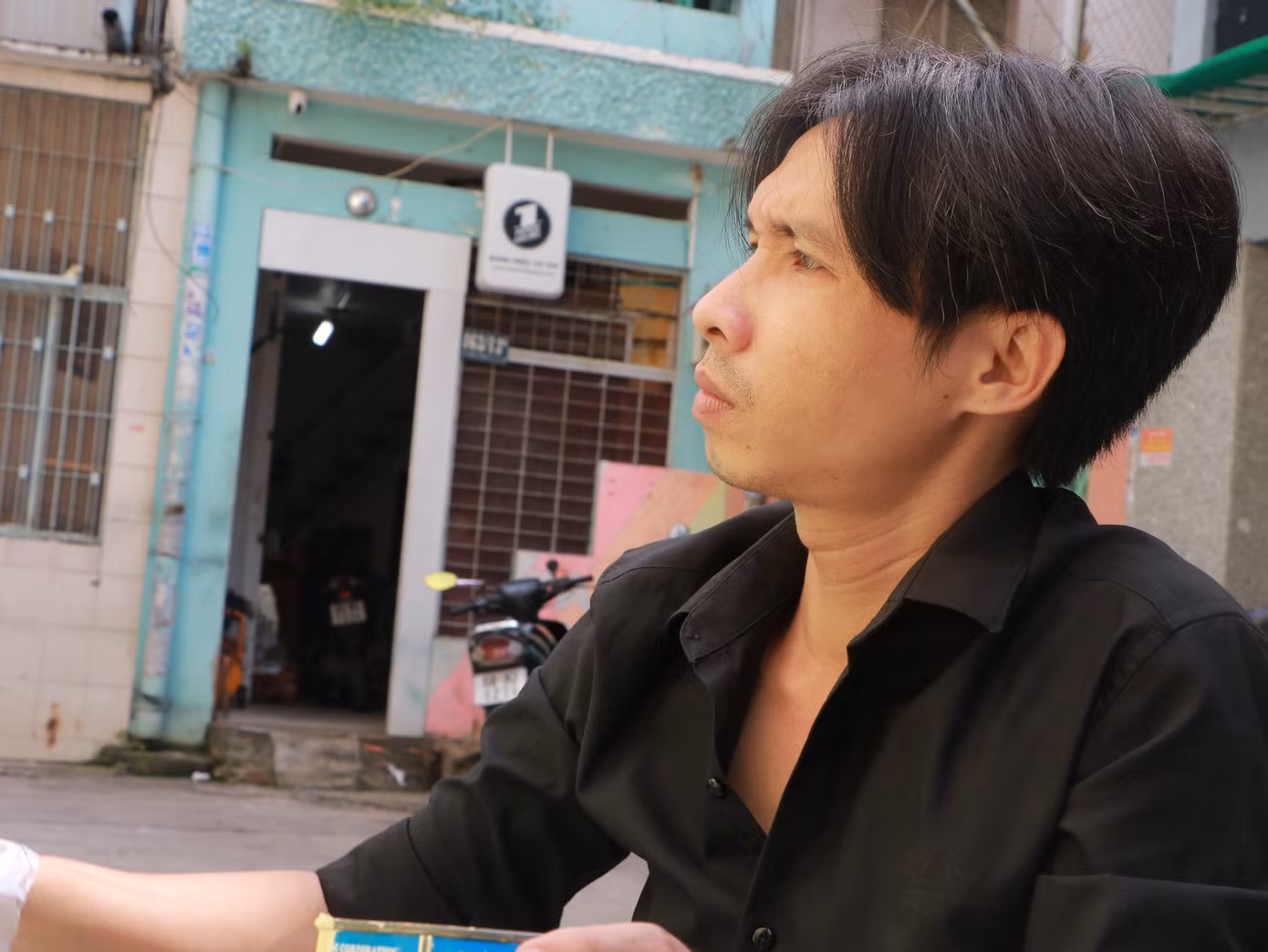 “Bảng hiệu vẽ tay cũng có một chỗ đứng nhất định trong thị trường. Tại vì giữa một thị trường đầy những bảng quảng cáo giống nhau, có nhiều khách hàng người ta tìm lại những phong cách cổ xưa. Mục đích là để tạo nên sự mới lạ, hoài niệm về một nét văn hóa đã từng tồn tại” - anh Bảo tâm sự.